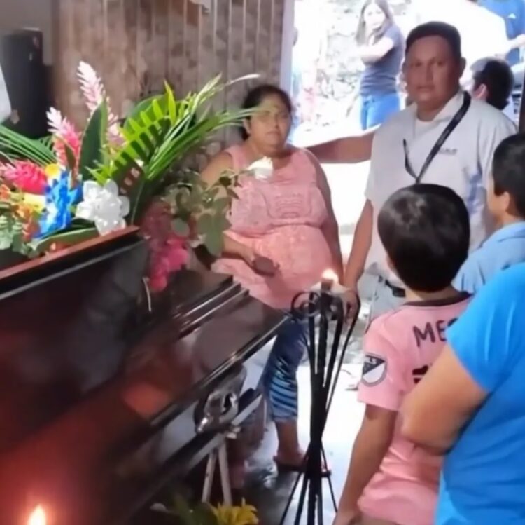 En medio del velorio de su hijo, un llamado lo cambió todo