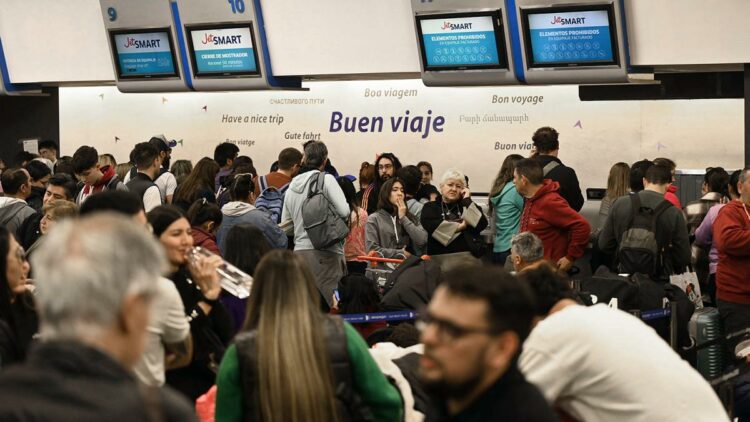 Más vuelos reprogramados por el paro de controladores aéreos este martes.