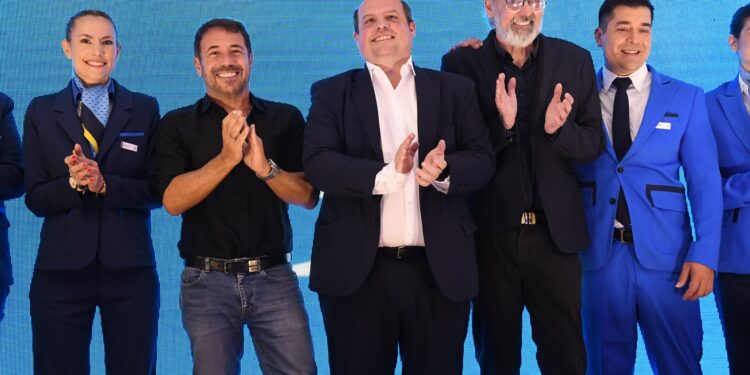 Así son los nuevos uniformes de Aerolíneas Argentinas, diseñados por Benito Fernández y Ricky Sarkany