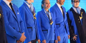 Así son los nuevos uniformes de Aerolíneas Argentinas, diseñados por Benito Fernández y Ricky Sarkany