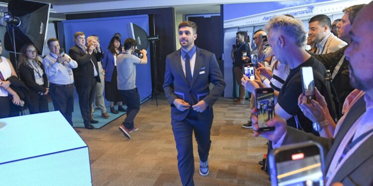 Así son los nuevos uniformes de Aerolíneas Argentinas, diseñados por Benito Fernández y Ricky Sarkany