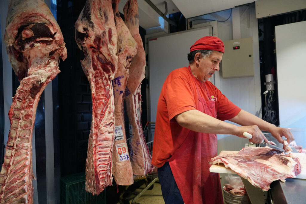 El poder de compra del salario muestra una fuerte caída respecto al valor del kilo de asado