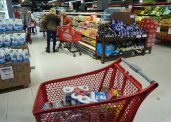 El Gobierno se reúne con supermercados para evitar abusos en los precios hasta la transición