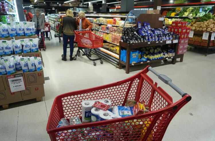 El Gobierno se reúne con supermercados para evitar abusos en los precios hasta la transición
