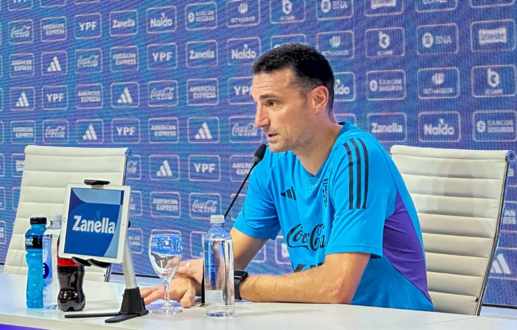 Scaloni habló sobre la situación del "Papu" Gómez, la privatización de los clubes y el partido con Uruguay