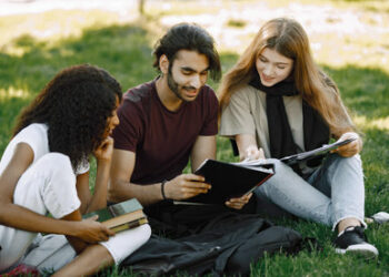 Para los jóvenes, la principal deuda de la democracia en la Argentina es la reducción de la pobreza