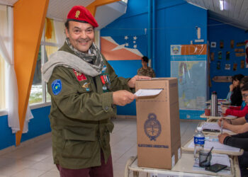 Un veterano cordobés con domicilio en Malvinas atravesó un camino de hielo y nieve para ir a votar
