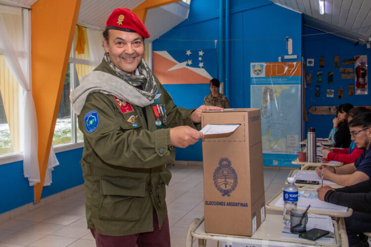 Un veterano cordobés con domicilio en Malvinas atravesó un camino de hielo y nieve para ir a votar