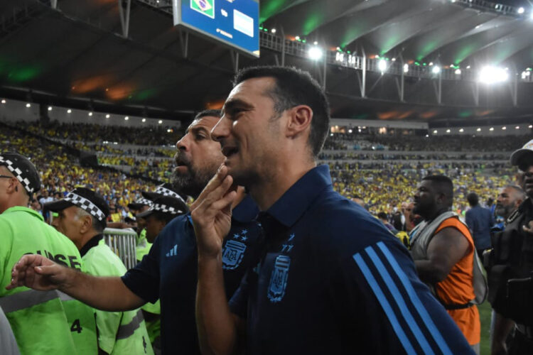 Scaloni en el medio de los incidentes en el Maracanà.