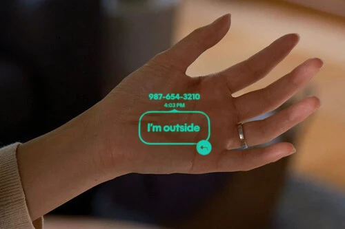 Cómo es el AI Pin, el nuevo dispositivo tecnológico que podría reemplazar a los teléfonos celulares