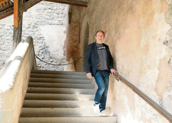 El emotivo momento en el que un implante le permitió caminar a un hombre con parkinson