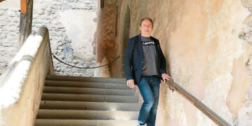 El emotivo momento en el que un implante le permitió caminar a un hombre con parkinson