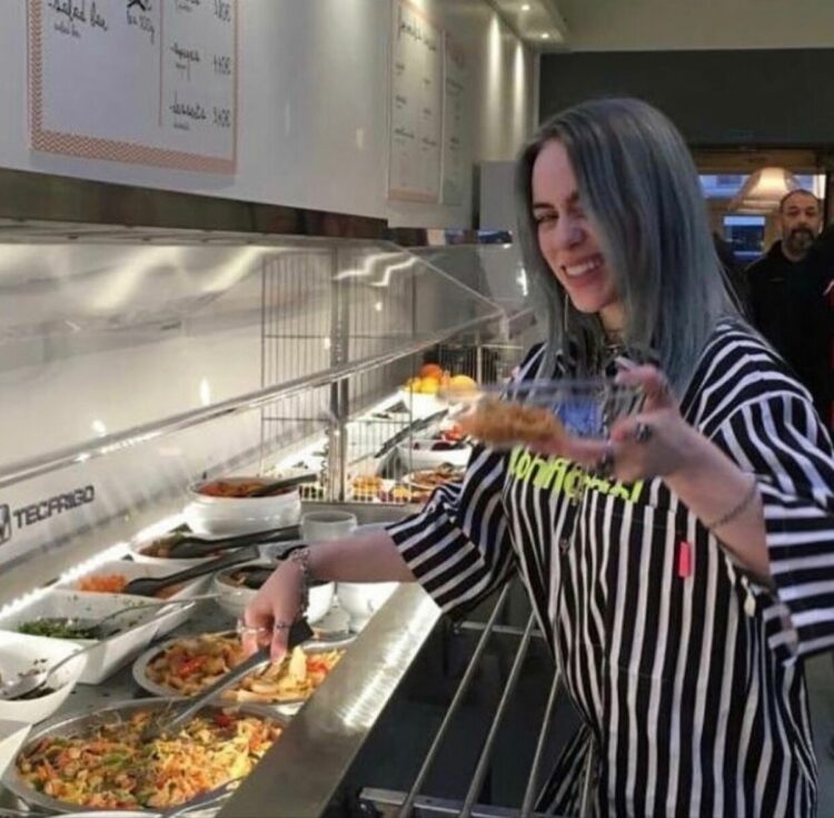 Billie Eilish anuncia la apertura de un restaurante vegano con un guiño hacia Argentina