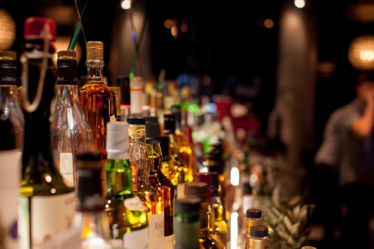 Fotografía ilustrativa que muestra varias botellas de licor en un mostrador. EFE/Cortesía Euromonitor International