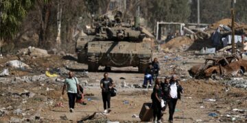 Mujeres y niños palestinos que habían estado presos en Israel se rencontraron con sus familias