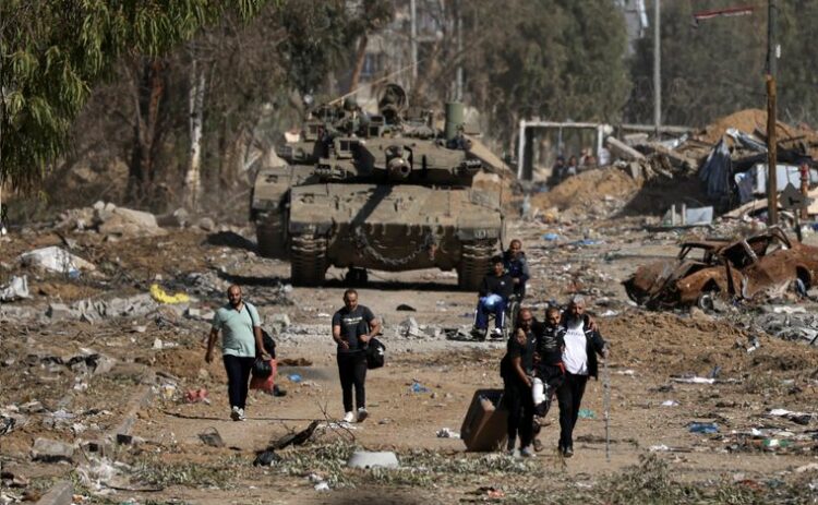 Mujeres y niños palestinos que habían estado presos en Israel se rencontraron con sus familias