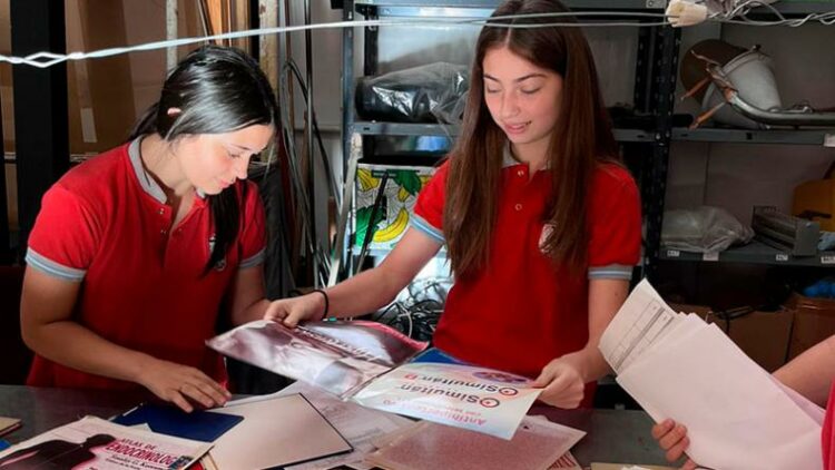 Estudiantes cordobesas encontraron $5.000 dólares en un libro y tomaron una admirable decisión