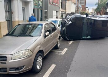 Chocó un contenedor, impactó contra dos vehículos y terminó volcado