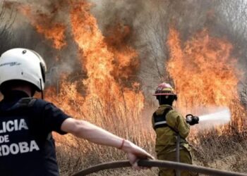 Controlan el incendio forestal en el norte de Córdoba, pero se desata un nuevo en el sur provincial