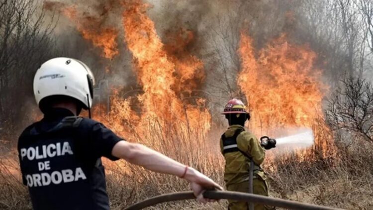 Controlan el incendio forestal en el norte de Córdoba, pero se desata un nuevo en el sur provincial
