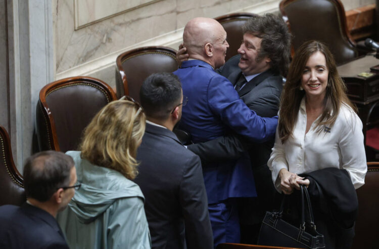 Milei saluda a Espert, junto 
a Villarruel, en la ceremonia 
de proclamación.