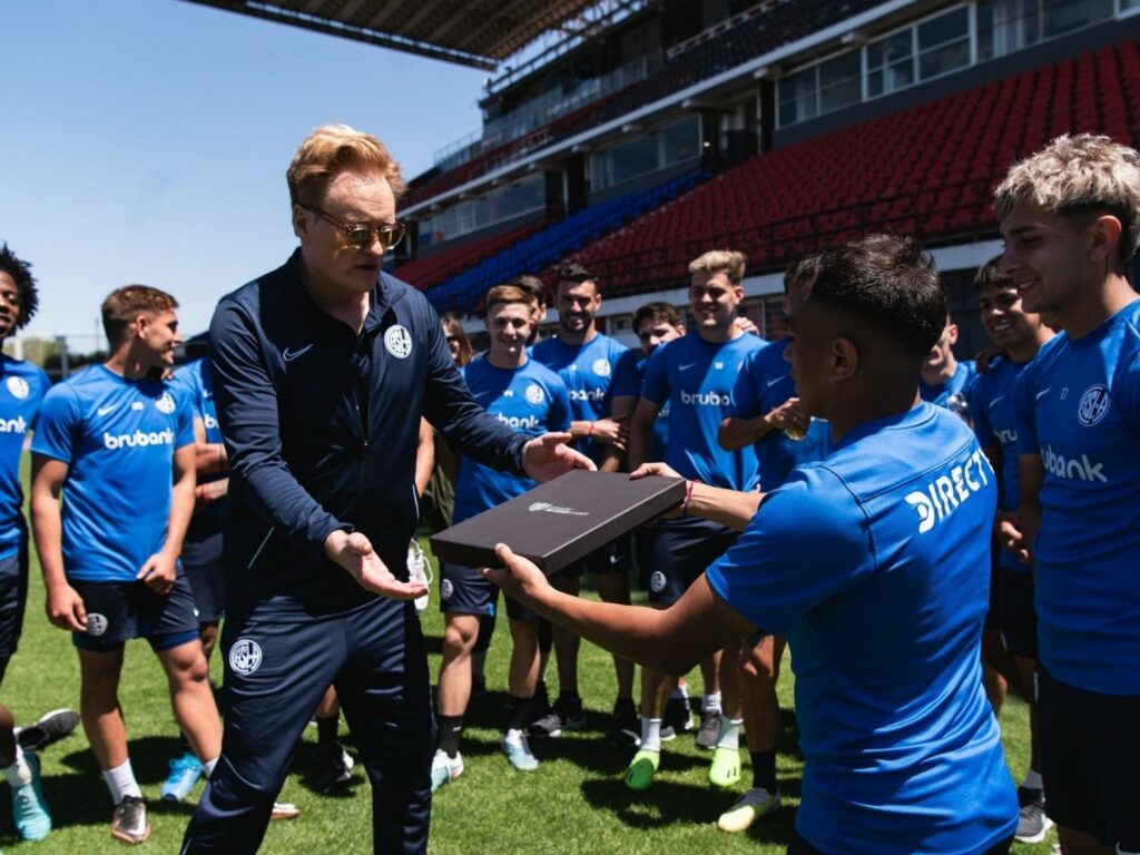 Un famoso de Estados Unidos visitó Argentina y se le animó al futbol en una cancha de primera