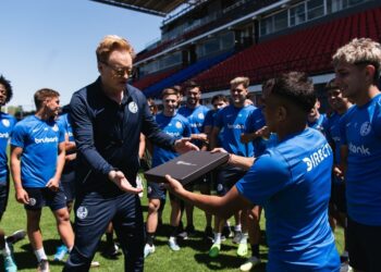 Un famoso de Estados Unidos visitó Argentina y se le animó al futbol en una cancha de primera