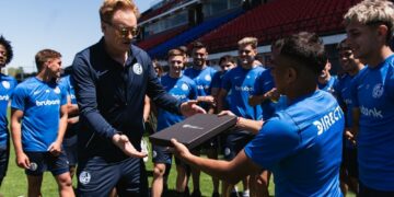 Un famoso de Estados Unidos visitó Argentina y se le animó al futbol en una cancha de primera