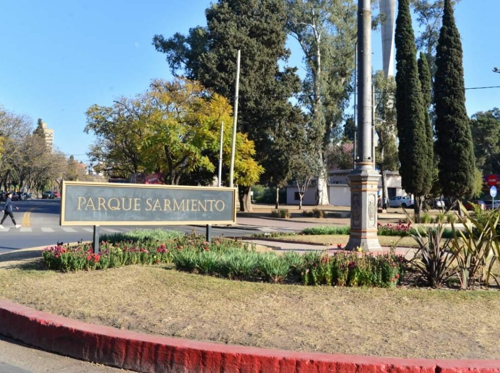 Encuentran un cuerpo sin vida dentro de un vehículo en el Parque Sarmiento