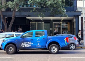 Afirman que Uber carece de autorización para operar en la ciudad según la legislación actual