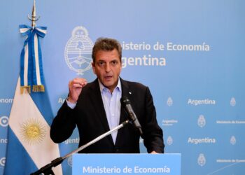 Congelan los impuestos aplicados a los combustibles para evitar más alzas