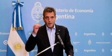 Congelan los impuestos aplicados a los combustibles para evitar más alzas