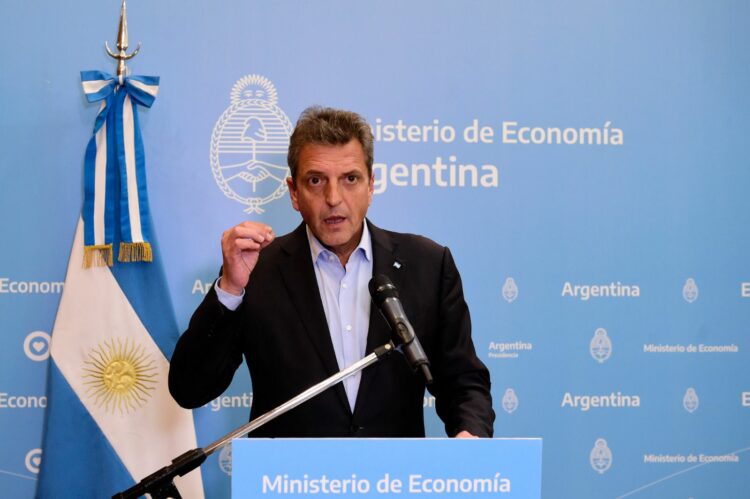 Congelan los impuestos aplicados a los combustibles para evitar más alzas