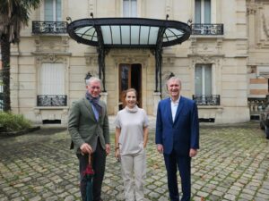 Schiaretti en París, visitó el atelier de Seguí y acordó la exposición de sus obras en Córdoba