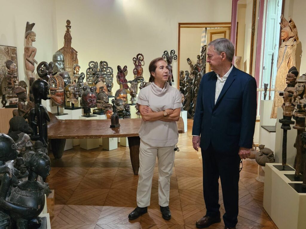 Schiaretti en París, visitó el atelier de Seguí y acordó la exposición de sus obras en Córdoba