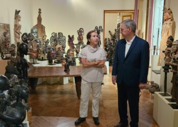 Schiaretti en París, visitó el atelier de Seguí y acordó la exposición de sus obras en Córdoba