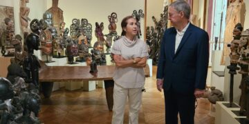 Schiaretti en París, visitó el atelier de Seguí y acordó la exposición de sus obras en Córdoba