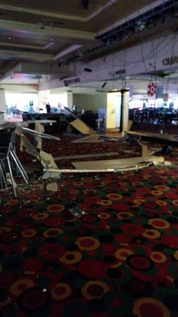 Debido a la tormenta, se desplomó gran parte del techo del Casino de Villa Carlos Paz