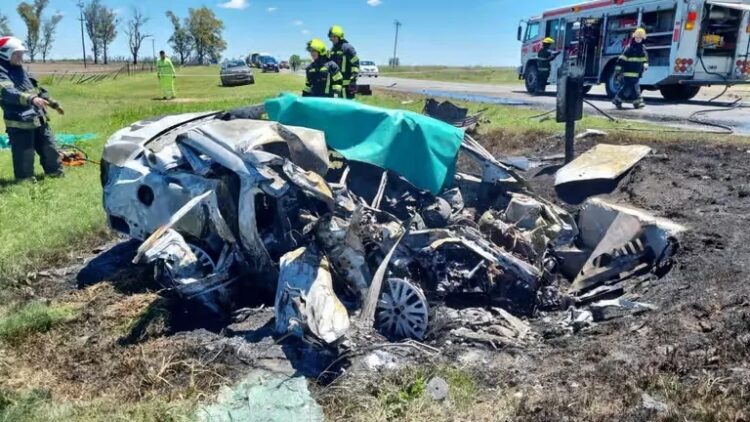 Un Ford Focus se prendió fuego tras un choque en la ruta 19 y dejó un muerto.