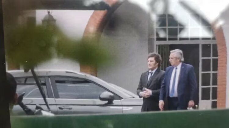 Fernández desmintió que almorzara y cenara con champagne todos los días en Olivos y Milei se retractó