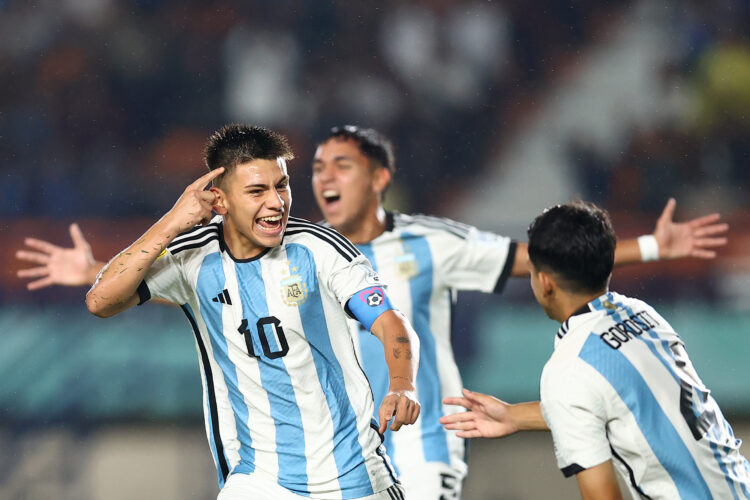 Argentina venció a Japón y sigue con chances