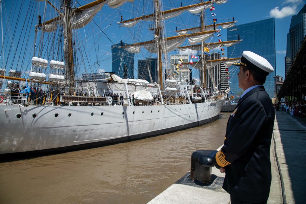 "Son orgullo" y "Bienvenidos a casa", los mensajes en la emotiva bienvenida a la Fragata Libertad