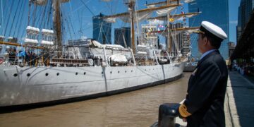 «Son orgullo» y «Bienvenidos a casa», los mensajes en la emotiva bienvenida a la Fragata Libertad