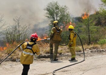 Controlaron un incendio en Falda del Carmen y no quedan focos activos