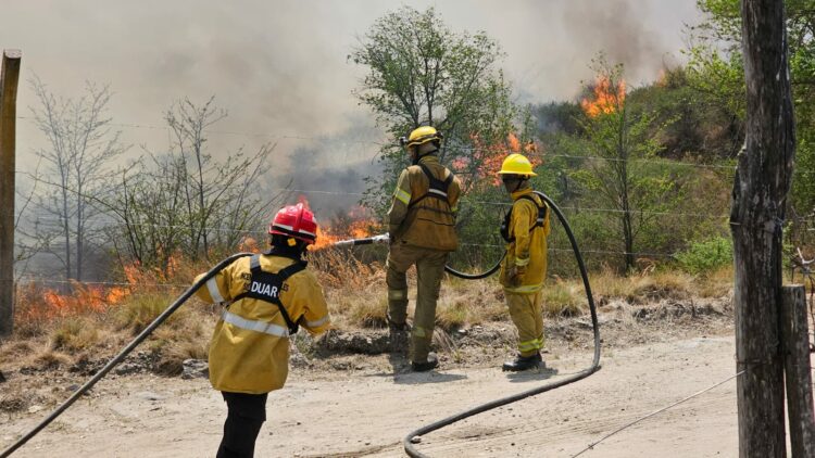 Controlaron un incendio en Falda del Carmen y no quedan focos activos