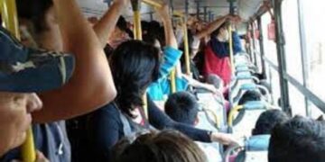 Se enamoró de un joven que la miraba en el colectivo, pero se dio cuenta de que le quería robar