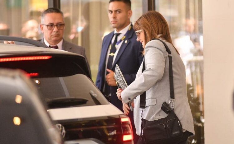 Bullrich se negó a hablar con la prensa al salir del Hotel Libertador.