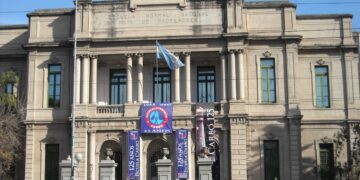 Carbó: sin clases por la invasión de palomas en la institución
