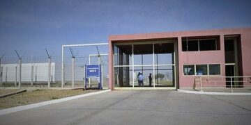 Detuvieron a un ex director del penal de Bouwer acusado de permitir salidas y modificar informes