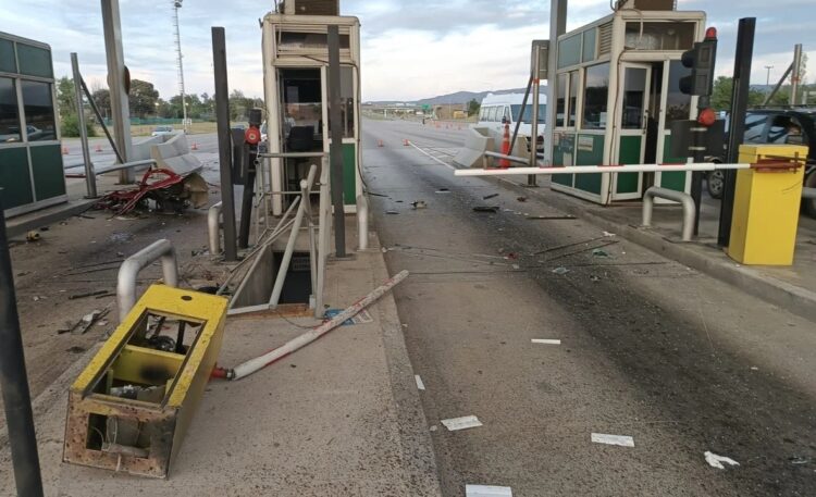 En el peaje de la ruta 20, un automovilista chocó contra la barrera y la cabina.